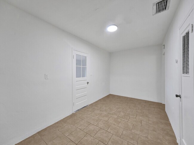 Building Photo - 3226 Oak Ave