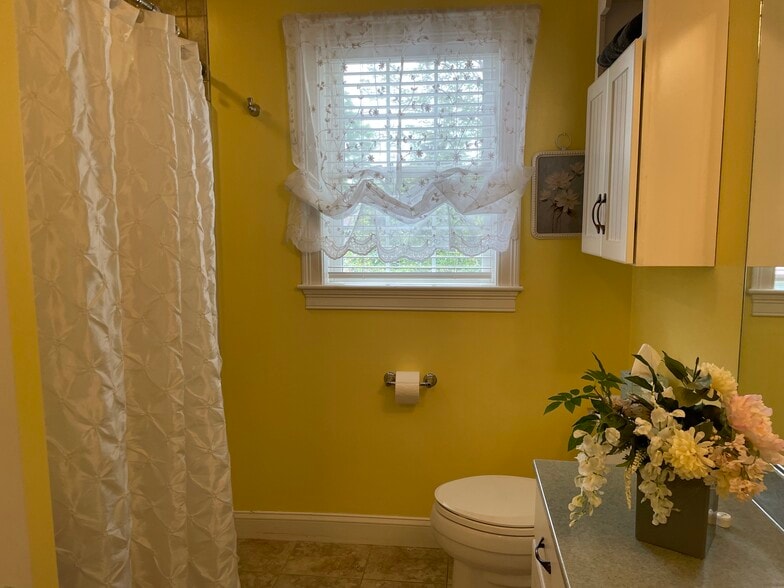 19 Guest Bath - 59 Providence Rd