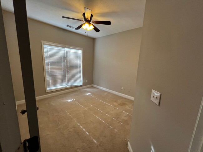 Building Photo - Nice 4/2 House in Dallas- $1,995