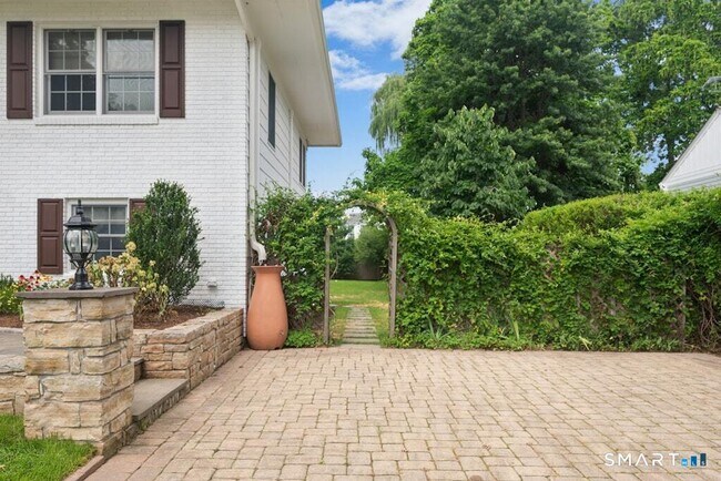 Building Photo - 34 Davenport Dr