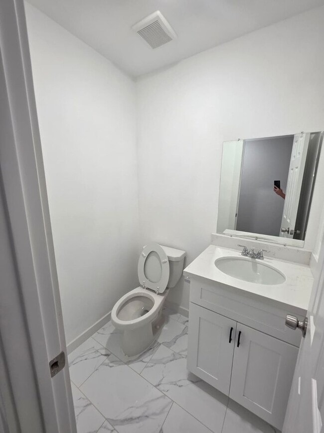 Building Photo - Stunning Duplex with Garage & Modern Finishes