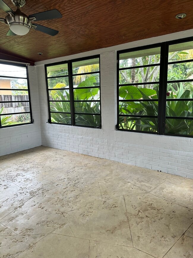 Air Conditioned Florida Room - 44 SE 4th St