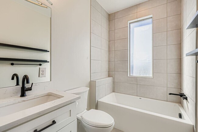 Building Photo - Modern 2bed/2 Bath in the Heart of Denver!
