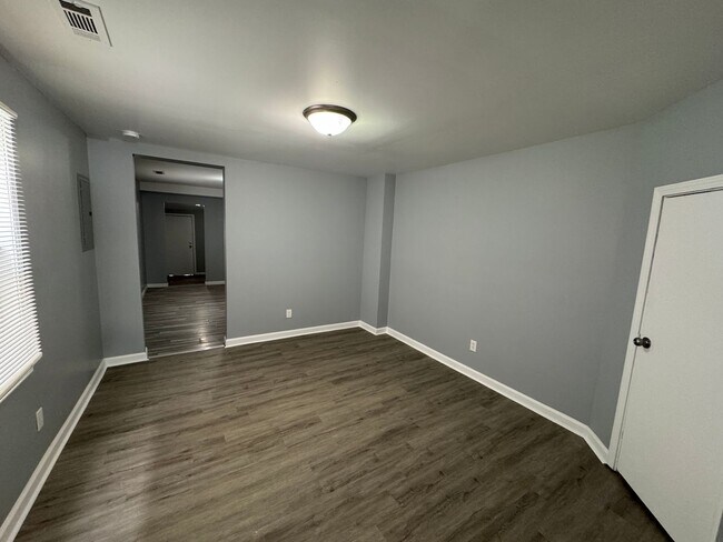 Building Photo - 1129-1131 S Sheffield Avenue