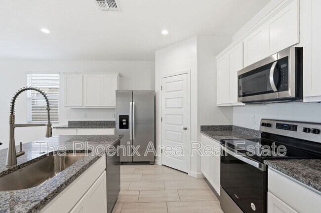 Building Photo - 2761 W Seaver Ave