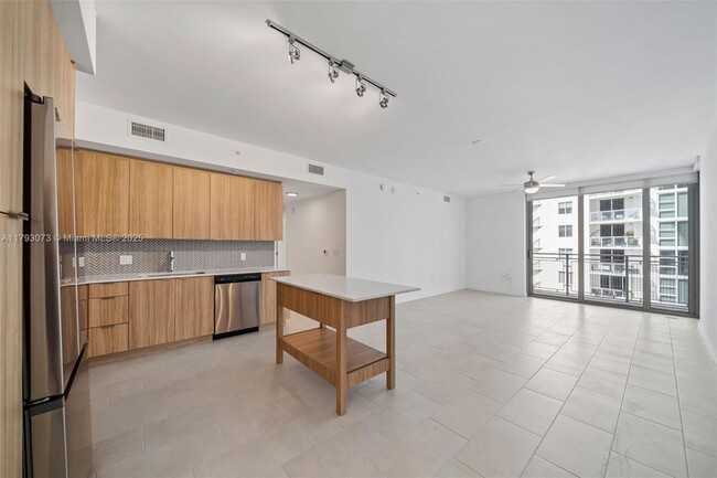 Primary Photo - 2150 N Bayshore Dr