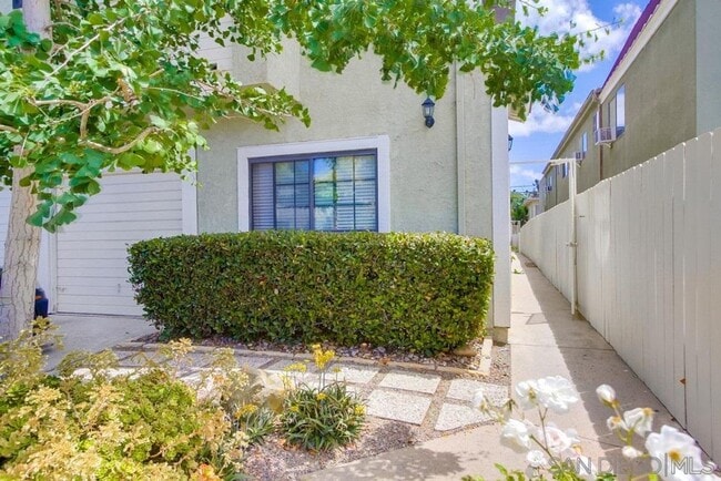Building Photo - Light, Bright + Airy 2 Bed, 2 Bath Second Floor Condo in Highly Desirable Hillcrest!