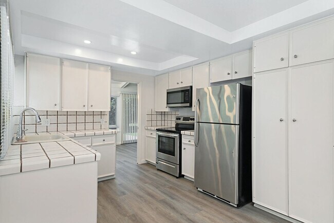 Building Photo - Beautiful & Large Home in Quiet Gatewood Hills - Private Backyard - 2-Car Garage