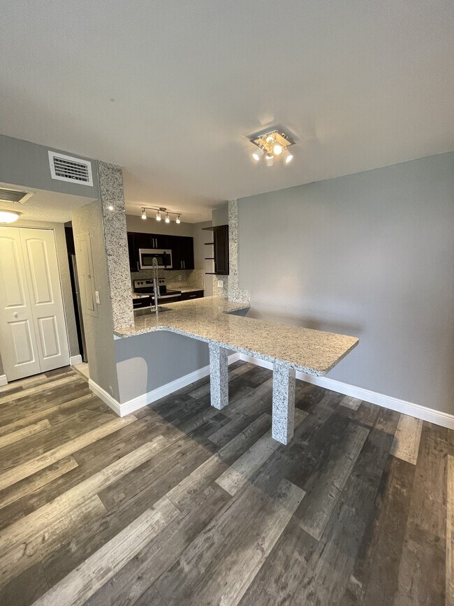 Building Photo - 2810 N Oakland Forest Dr