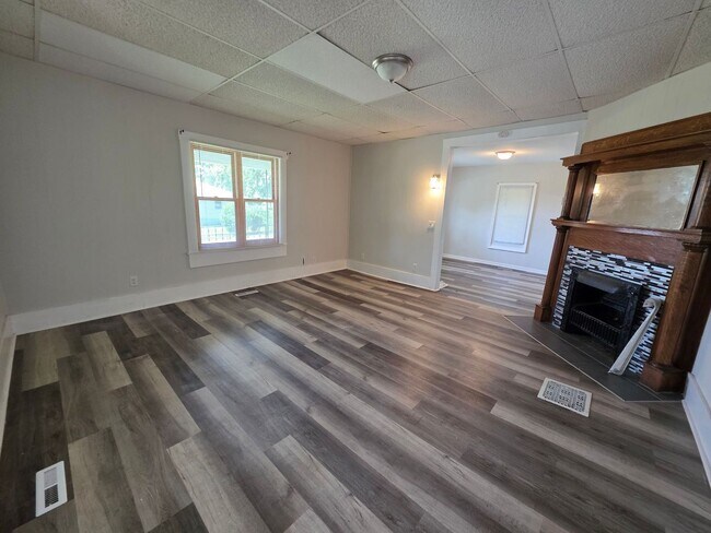 Building Photo - 3BR/2BA Home with Detached Garage & Large Yard