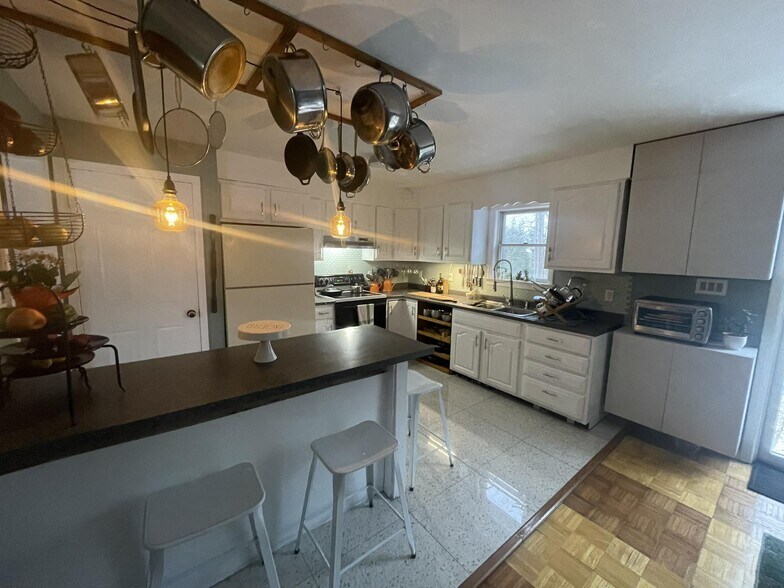 Building Photo - 16 Bonticou View Dr