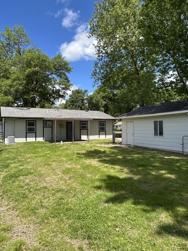 Building Photo - Just Remodeled! 3BR 1 1/2BA House - w/Garage!