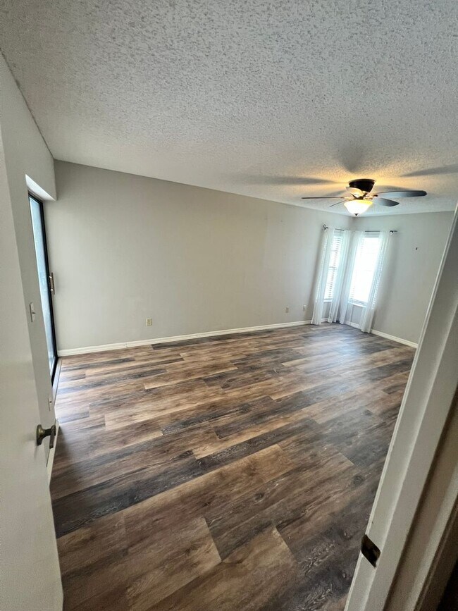 Building Photo - BEAUTIFUL 3 BEDROOM POOL HOME IN SANDPIPER...