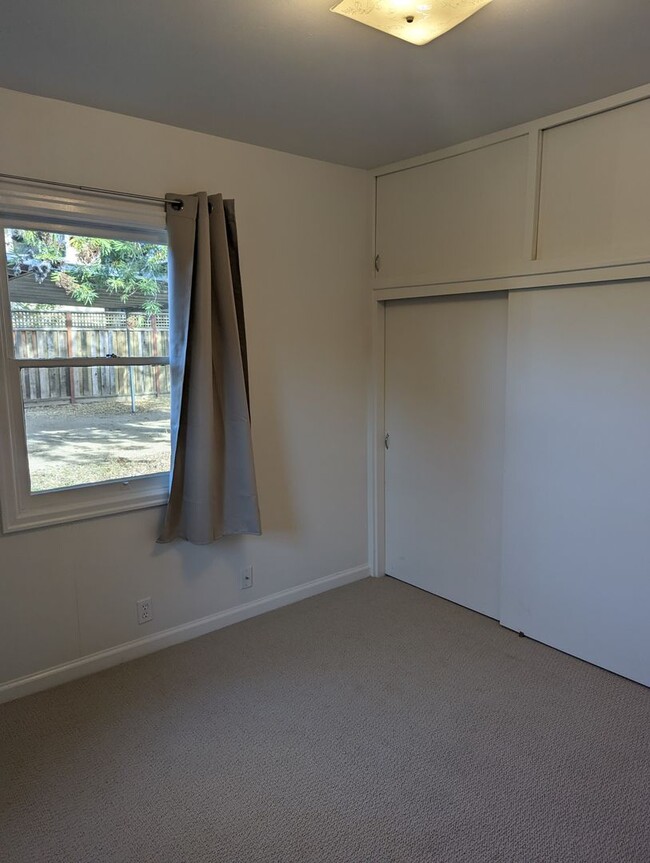Building Photo - 2 Bedroom 1 Bathroom Single Family Home ju...