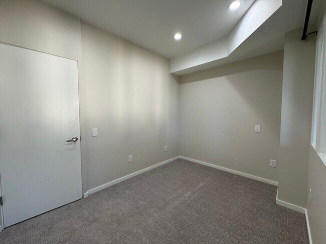 Building Photo - Breathtaking views of Chuckanut Bay!!