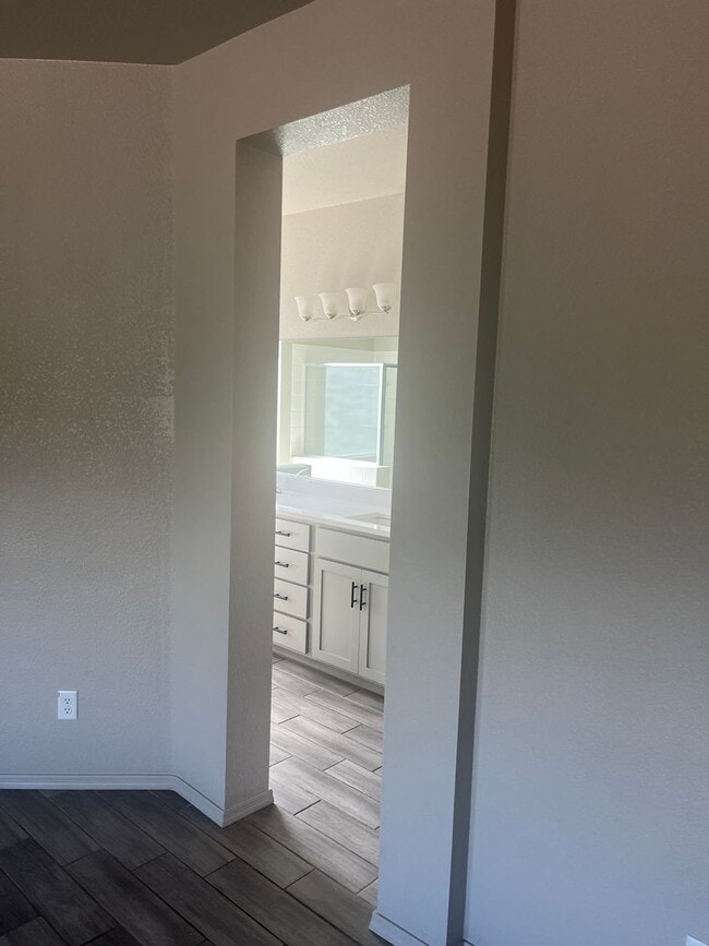 Building Photo - Beautiful Like New 4 Bedroom 3 Bathroom ho...