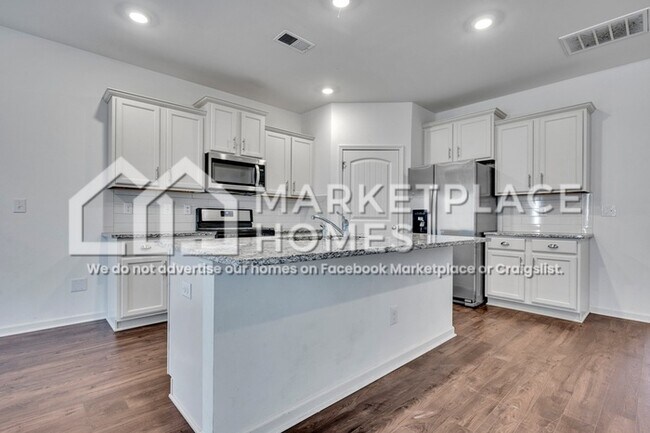 Building Photo - 1027 Park View Dr