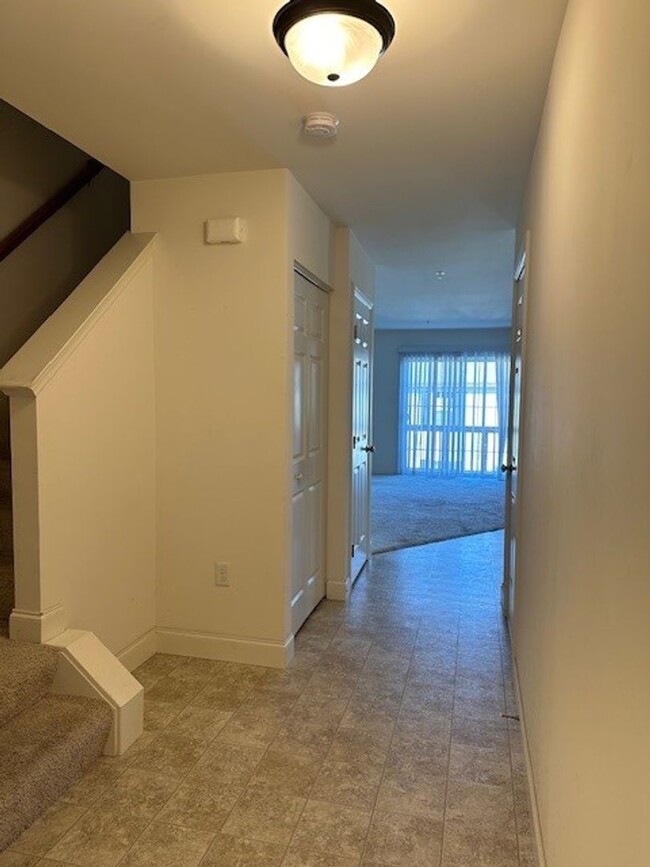 Building Photo - 3 Bedroom 2.5 Bathroom Townhouse in Centra...