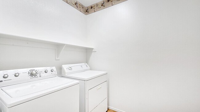 Building Photo - Clean and Cozy home in desirable area!
