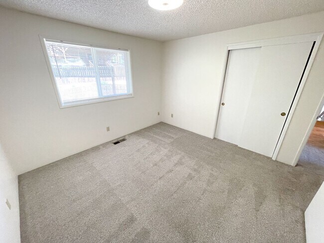 Building Photo - 3 Bedroom, 2 bath Spacious home in Moyina ...