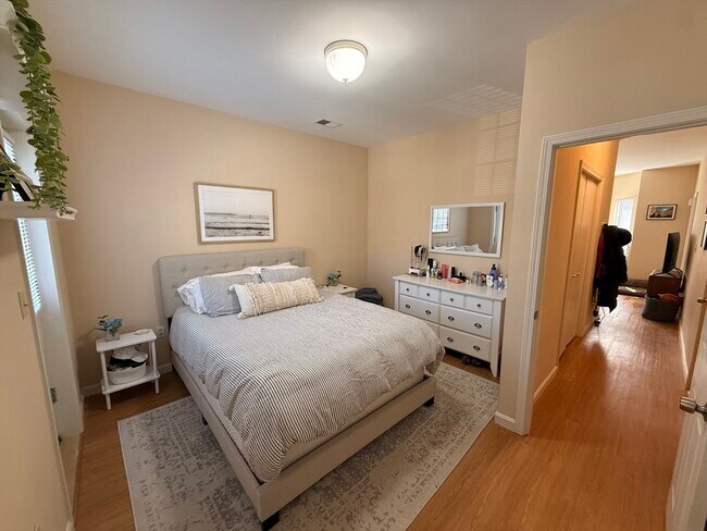 Building Photo - 506 E 8th St