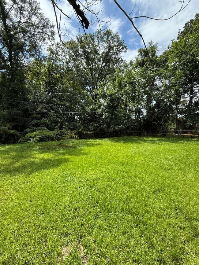 Building Photo - Renovated home in Silsbee! Available NOW -...