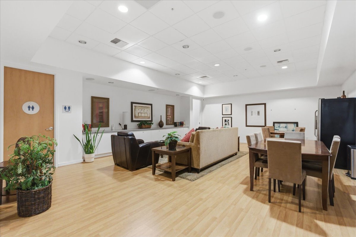 Building Photo - 350 W Ash St