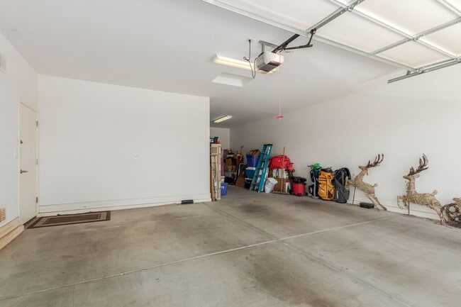 Building Photo - Spacious 4BR House in Goodyear