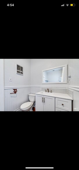 Front bathroom - 112 N Prospect Ave