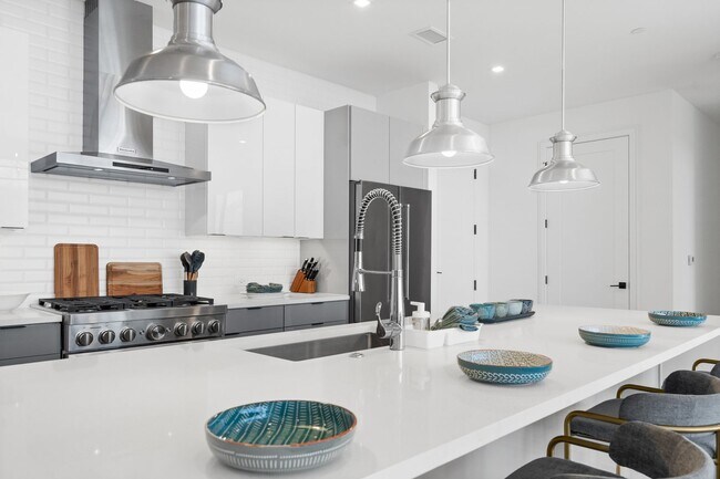 Building Photo - Premier Penthouse Suite at Seven 88 West Midtown-