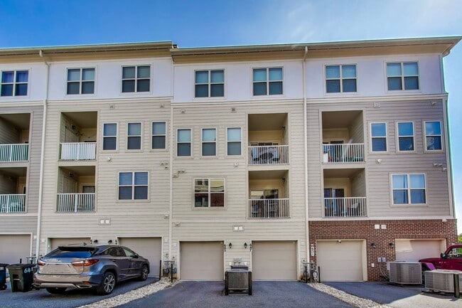 Building Photo - Elegant 3 bedroom, 2.5 bath townhome in Crown Farm