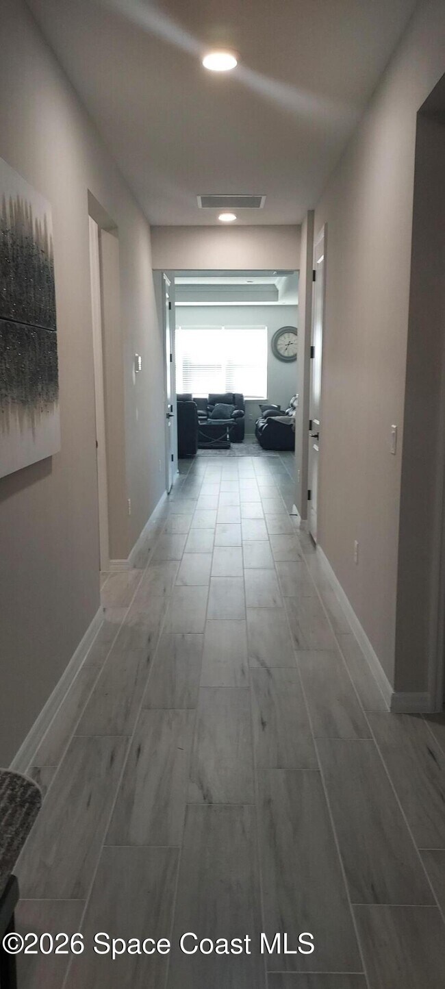 Building Photo - 5090 Daybreak Dr