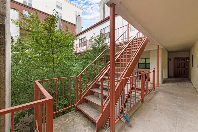 Building Photo - 706 W 22nd St