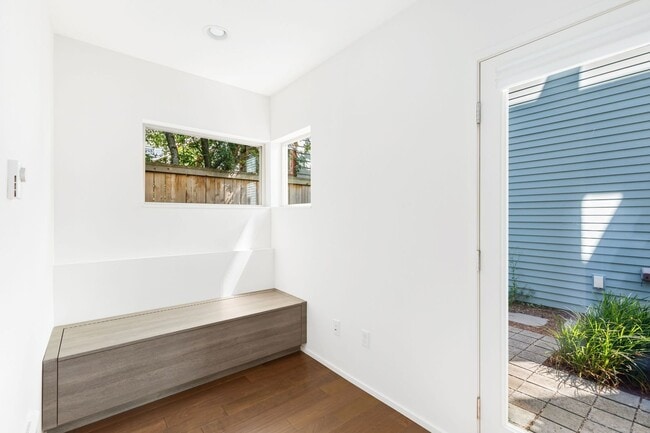 Building Photo - 2 Bedroom 2 Bath Townhome with Rooftop Deck in Crown Hill