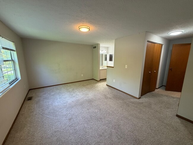 Building Photo - 1762 Queensbridge Dr