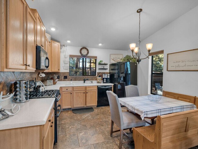 Building Photo - Cozy Furnished Country Club Home