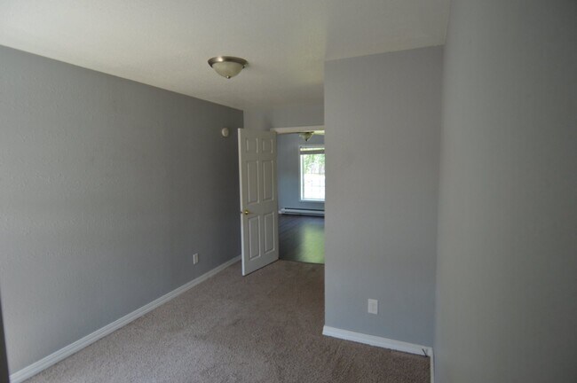 Building Photo - 95 4th Ave S