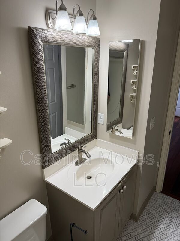 Building Photo - 323 Thornbush Ct