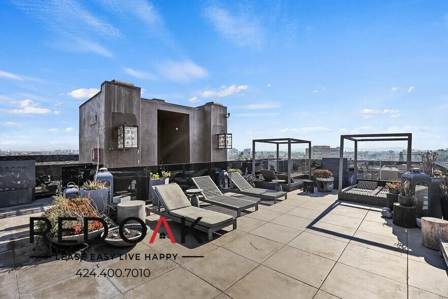 Building Photo - 8811 Burton Way