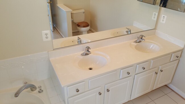 Building Photo - 3 Level *END UNIT* townhouse in Frederick ...