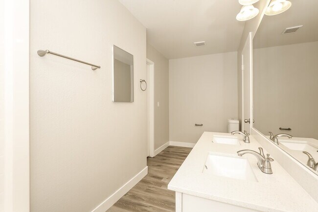 Building Photo - 523 Roberta Alecia Ave