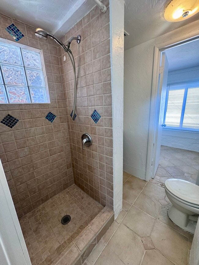 Building Photo - FOR RENT