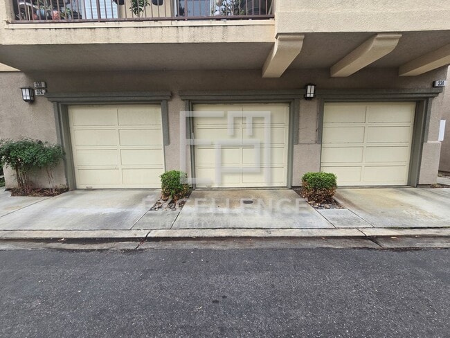 Building Photo - Beautiful 2 Story Townhouse - Small Pets N...