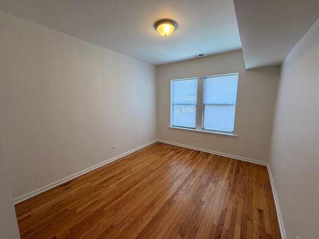 Building Photo - 2803 W Lawrence Ave