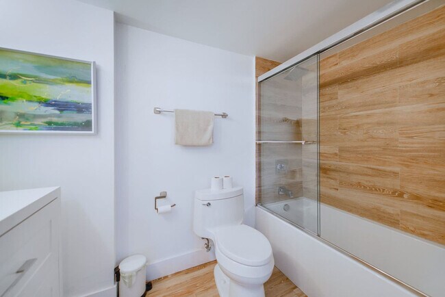 Building Photo - 1 SE 12th St