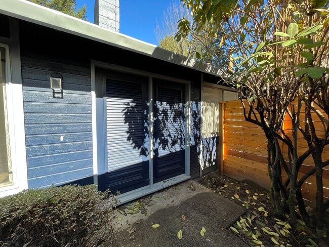 Building Photo - Beautiful 2 Bed, 1 Bath Duplex in SW Portland! Enjoy Private Yard, Spacious Floorplan in a Great ...
