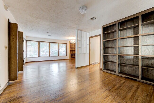 Building Photo - 600 S Flood Ave