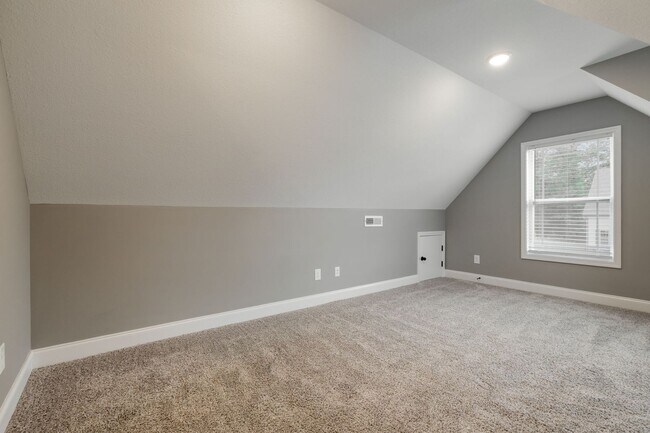 Building Photo - 3 Bedroom 2 1/2 Bathroom Home!!