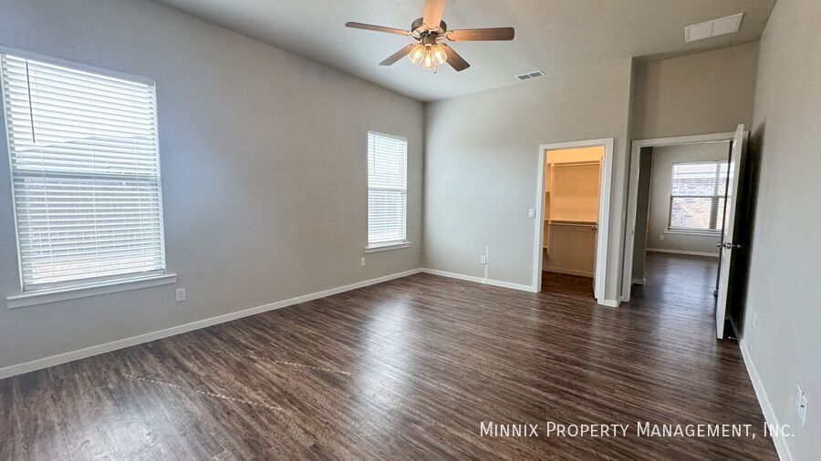 Building Photo - 2010 Kenwood Ave