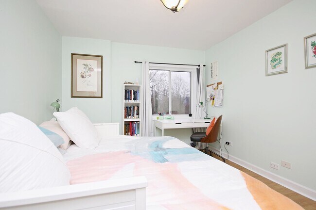 Building Photo - Furnished 1800 JPA Apartment Near UVA